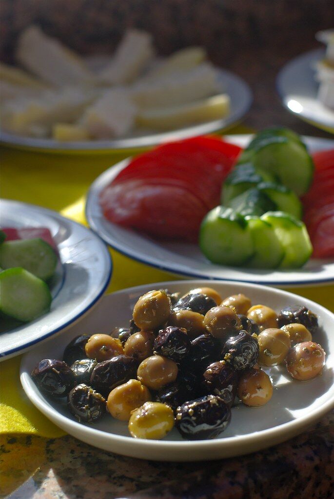 Zeytin, biber ve peynir tabakları
